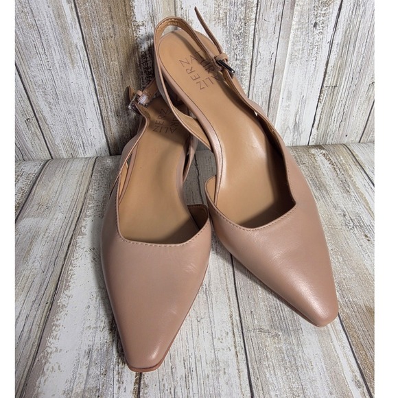 Naturalizer Nude Beige Leather Pointed Toe Slingback Flared Kitten Heels Pump 7W - Picture 2 of 10